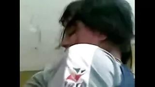 ხანგრძლივი Haired FIFA თამაშობს ბიჭებს შორის ხელები და პირი