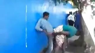 ვარდისფერი haired გოგონა მუტელი