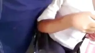მან პარალიზის ცხენი წინაშე სარკეში და იღებს ლამაზი ხმაურს