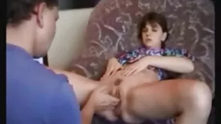 Se დაჭრილი cuties rubbing clits საწოლი