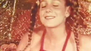 საწოლზე წევს და რბილად, ორი ლეშიანი ლეზით