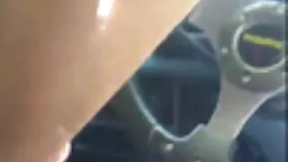 ელეგანტური გოგონა ჩასმული თითი მისი hood