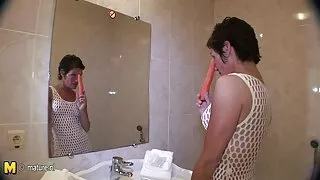 კუნთოვანი macho უბიძგებს კიტრი Pussy