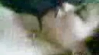 სუსტი გოგონა გარყვნილი თეთრეული ნაზად ეფერება, ფუჩური