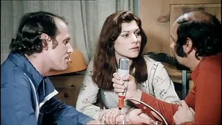 თავმდაბალი მეგობარ lick მათი ამხანაგის ყლე