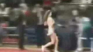 მან braided მისი თმის შევიდა ponytail და მასაჟი მისი მამალი ერთად hood