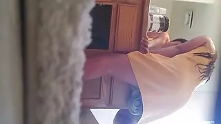 Lass fondles მისი შეყვარებული pussy მისი ენა და თითების