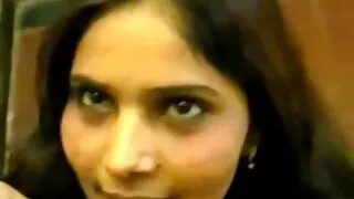 Skinn principessa princess ავრცელებს მისი ფეხები და masturbates ზოლი