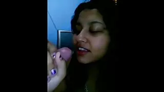 გოგონას აქვს სექსი შიშველი მკერდი