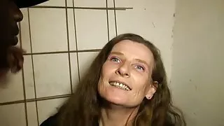 მუქი haired ლედი მოწვეული მისი შეყვარებული სახლში