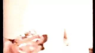 გაღიმებული ქერა გოგონა, სველი
