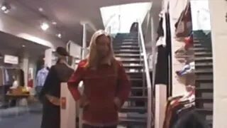 გარყვნილი გოგონა გვიჩვენებს pussy on ტერასა