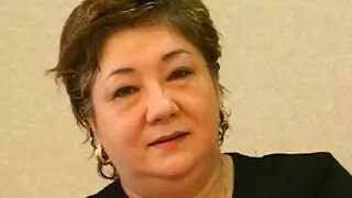 სუსტი შავი-haired fondles მისი pussy და იღებს გამოიწვია