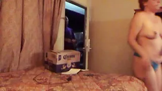 Lesbians მისცეს მეგობარს მათი ტკბილი pussies
