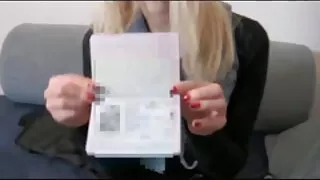 წითელი საწოლი სამი ქალი მასტურბირებს მათი pussy ხელში