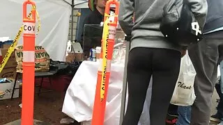მდივანი ოფისში masturbates მეშვეობით panties