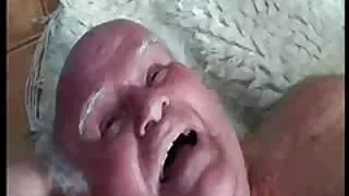 სუსტი გოგონების bathtub დაიბანეთ sweaty pussies