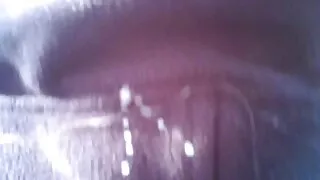 იჯდა ცხელი საწოლი chick shoves მისი თითების მისი Pussy