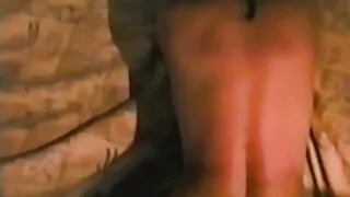 საწოლზე ტყუილი გოგონების ვარდისფერი dildo